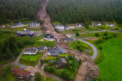 Et skred har truffet flere bolighus i Bagn i Valdres.