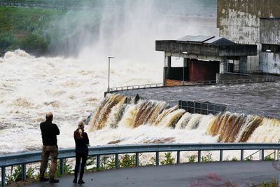Kraftstasjonen på Braskereidfoss ble fullstendig oversvømt da flomlukene sviktet under ekstremværet.