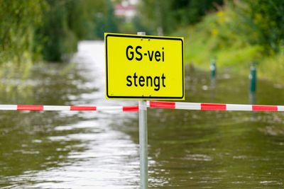 Den største utfordringen for de som skal rette feil i telenettene under uværet, er stengte veier.