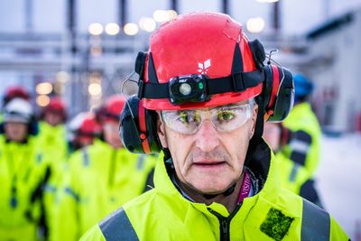 Statsminister Jonas Gahr Støre (Ap) dukker opp med nyheter hos både Oljedirektoratet og Petroleumstilsynet mandag formiddag, ifølge Stavanger Aftenblad.) Her foran Equinors anlegg på Melkøya i januar.