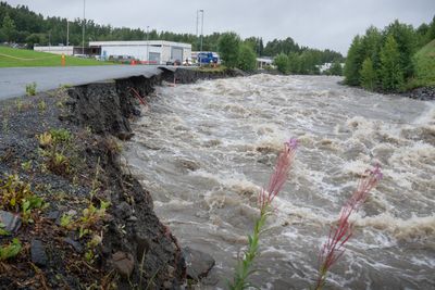 En rekke steder har de rasende vannmassene gravd vekk grøfter og massen under veidekket. På bildet skimtes kabelrør som er vasket frem og har røket i Gjøvik.  