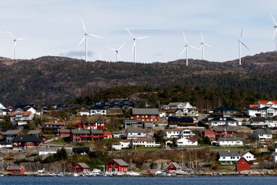 Norske vindkraftprodusenter vil ha vindturbinene nærmere folk. Her ser vi vindturbinene i Midtfjellet vindpark i Fitjar kommune.