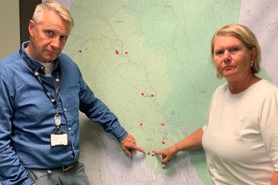 Kriseleder Arne Fredheim og samferdselssjef Aud M. Riseng studerer kartet over stengte veger i den vestre delen av Innlandet. 