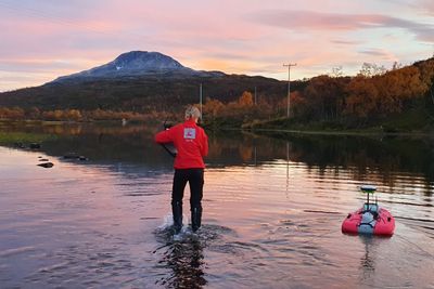 Det finnes flere måter å måle vannføring på. Her måles vannføring i Skogsfjordvatn i Karsløy kommune ved hjelp av en fjernstyrt båt.