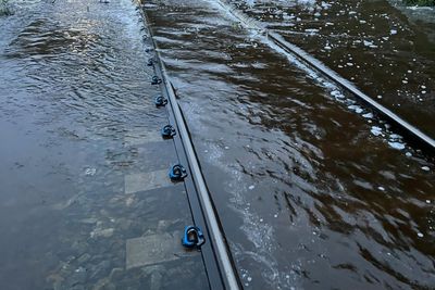 Flere togstrekninger har de siste døgnene vært dekket av vann. Av erfaring må utstyr som sporvekslere og drivmaskiner derfor byttes før togene kan kjøre igjen, forteller Anne Kirkhusmo i Bane NOR.