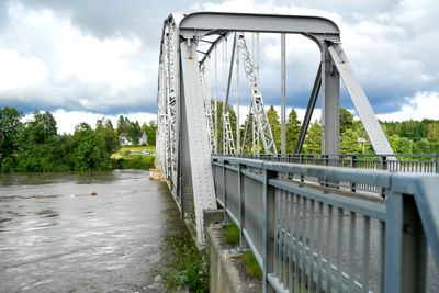 Store mengder vann ved Emil Iversen bru i Våler etter at Glomma har brutt gjennom demningen ved kraftverket på Braskereidfoss under ekstremværet Hans. Våler ligger lenger opp langs Glomma.