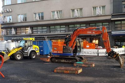 Her er elektriske anleggsmaskiner på jobb på en byggeplass i Oslo. Fordelen er mindre støy og mindre forurensing. Nå skal slike maskiner også bli tilgjengelige "offgrid".