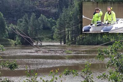 Her har Bruse et fiberspenn over Hallingdalselva. I denne fiberen satte det seg også fast ei rekende campingvogn på et tidspunkt. Sambandet fortsatte likevel å fungere, selv om festene i hver ende tok skade. Innfelt bilde av fibermontørene Morten Bjørøen og Simen Knaldre, som ror ut med drivstoff til et aggregat som holder liv i en node.