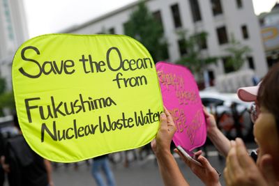 I løpet av helgen har det vært store protester mot japanske myndigheters planer om å slippe ut over én million tonn radioaktivt vann fra de ødelagte atomreaktorene i Fukushima i havet.