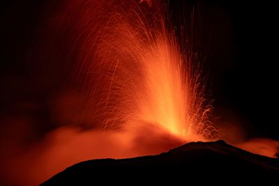 Etna har et nytt utbrudd, som nå stenger flyplassen i Catania.