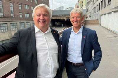 Utbyggingsdirektør i Statens vegvesen, Kjell Inge Davik og konserndirektør for infrastruktur i Veidekke, Øivind Larsen. Hammersborgtunnelen i bakgrunnen.