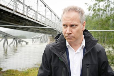 Samferdselsminister Jon-Ivar Nygård (Ap) ved Randklev jernbanebru ved Ringebu, brua kollapset under flommen etter uværet Hans. 