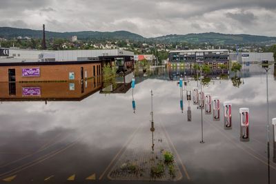  Uværet «Hans» i august gjorde at det store kjøpesenteret Strandtorget i Lillehammer, Circle K, Tesla ladestasjon og McDonalds måtte stenge i en lengre periode. 