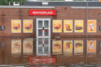 Bensinstasjonen Cirkle K i Lillehammer ligger under vann etter uværet Hans.