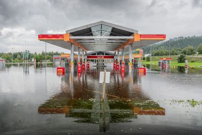 Flommen etter uværet Hans gjorde mye ut av seg ved denne påkjøringen til E6 på Lillehammer i fjor. De neste dagers flomvarsel er på et lavere farenivå, men vannmengdene kan fortsatt forårsake skade.