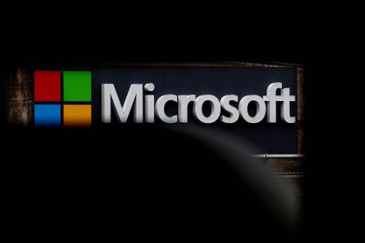 Kinesiske hackere fikk tilgang til 60.000 eposter fra USAs utenriksdepartement i et hackerangrep i juli, opplyser en ansatt i Senatet til Reuters. Hackerne tok seg inn i Microsoft-systemene som myndighetene brukte.