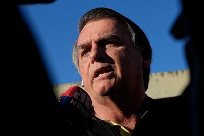 Brasils tidligere president Jair Bolsonaro anklages for å ha bedt en hacker om å tukle med en elektronisk stemmemaskin.