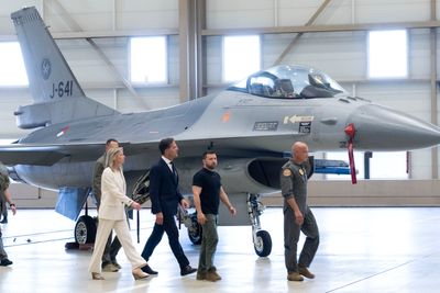 Ukrainas president Volodymyr Zelenskyj inspiserer nederlandske F-16-fly sammen med statsminister Mark Rutte på en flybase i Eindhoven. 