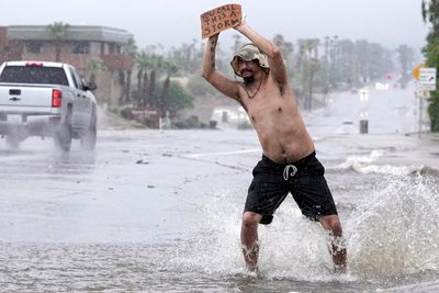 Stormen fører til store oversvømmelser og stengte veier flere steder i California. Joseph Wolensky holder opp et skilt med teksten "Kaller du dette en storm?"