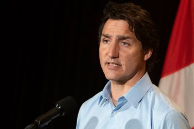 Canadas statsminister Justin Trudeau kritiserer Facebook for å blokkere tilgangen til nyhetsinnhold i Canada mens store skogbranner herjer landet.