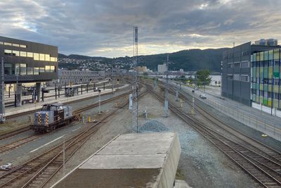 All togtrafikk mellom Trondheim og Oslo er innstilt nå som verken Dovrebanen eller Rørosbanen går.