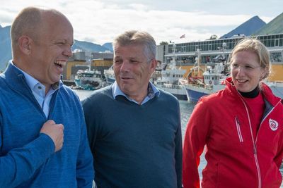 Finansminister Trygve Slagsvold Vedum slapp sammen med fiskeri- og havbruksminister Bjørnar Skjæran gladnytt i nord, og varsler flere gode nyheter fremover. Til høyre, Aps ordførerkandidat på Senja, Marit Stubberud Hanssen FOTO: ERIK JENSSEN