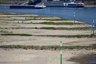 Lav vannstand skaper problemer for skipsfarten på Rhinen.