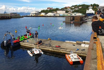 Alle de syv båtene manøvreres til kai og plukkes opp etter første dags konkurranse i Njord – The Autonomous Ship Challenge.