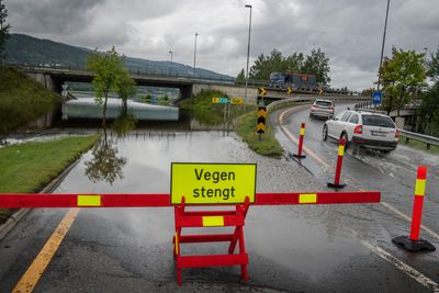 En rekke vei- og banestrekninger kan bli stengt i lengre tid etter uværet. Over er en oversvømt vei ved påkjøringen til E6 ved Lillehammer.