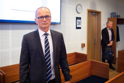 DNV-leder Arve Johan Kalleklev vitnet i retten torsdag. Bak sikkerhetssjef Arnfinn Tønnesen i selskapet.