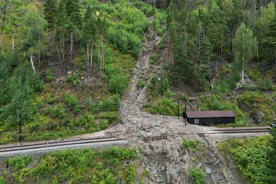 Et utall jordskred har truffet vei og bane de siste ukene. Her fra Rosten på Dovrebanen.