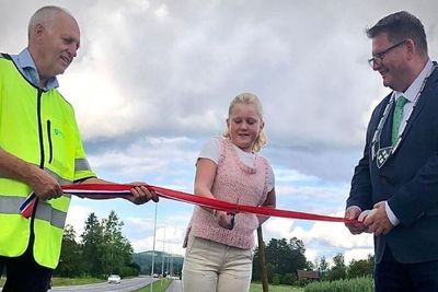 Amalie Barbøl åpnet den nye gang- og sykkelveien sammen med fylkesråd Olav Skinnes og ordfører Hans Kristian Solberg i Enebakk kommune. 