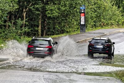 Etter styrtregnet i Oslo natt til søndag 27. august ble det for mye vann og motorstopp for bilen til høyre, mens bilføreren til venstre tok sjansen – og kom helskinnet gjennom. Fra Slimeveien i bydelen Søndre