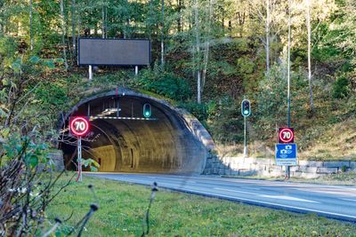 Oslofjordtunnelen må ha to løp for å være sikker, ifølge EUs sikkerhetsdirektiv. I dag har tunnelen kun ett løp.