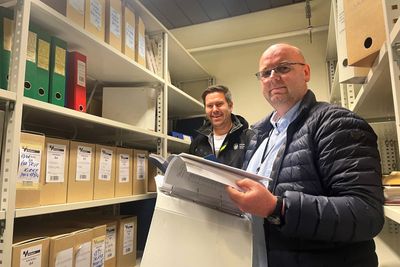 Espen Svendsen og Richard Roaldsøy i et av arkivene til Stavanger kommune. Når dokumentene er ferdig digitalisert og systematisert, skal informasjonen følge digitale tvillinger av byggene.  