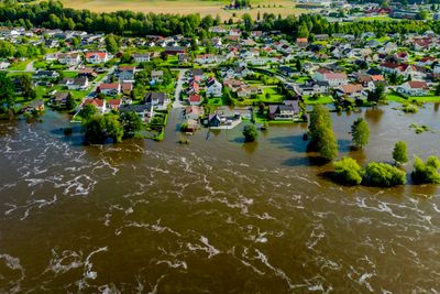 Flere boliger i Hokksund står mandag i vann etter at Drammenselva har gått over sine bredder. 