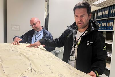 Richard Roaldsøy og Espen Svendsen inspiserer ett av cirka 40.000 papirdokumenter tilhørende eiendomsporteføljen til Stavanger kommune.