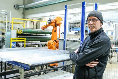 Produksjonen og kundemassen hos Plasto er allsidig. Johan Fagerheim er produksjonsmedarbeider med ansvar for denne automatiserte linja. Produktet er lysarmatur til kunden Glamox i Molde.