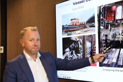 Christian Berg ble ansatt for å bygge opp en avdeling i Stavanger. Her viser han bilder av taubåten som skal prøve ut en 1 MW Amogy-cracker. Hovedmotoren er fjernet.