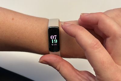 Fitbit-eier Google kan få bøter opp til 100 milliarder kroner dersom Noyb får det som de vil.