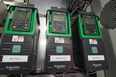 Schneider Electric har levert smarte frekvensomformere til Nofitechs anlegg. Med nettilkobling kan de når som helst kommunisere energidata til, for eksempel, toppsystemet. Foto: Stefania R. Nilsen