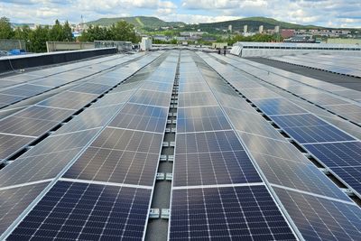 Prisen på solcelleanlegg har gått ned med 30 prosent på grunn av lav ordretilgang og overproduksjon av utstyr og råvarer det siste året.