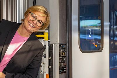 Administrerende direktør Rikke Lind i togselskapet SJ Norge er glad selskapet nå får økonomisk kompensasjon etter uværet Hans. - Nå er det viktigste neste steget at Dovrebanen raskt blir satt i stand igjen, sier hun.