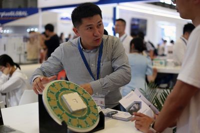 Her viser en ansatt ved Shanghai Precision Measurement Semiconductor Technology frem en oppskalert silisiumbrikke på en produktmesse i sommer. Selskapet er kinesernes største brikkeprodusent. I Huaweis nyeste telefon, Mate 60 Pro, skal det kinesiske selskapet ha levert en prosessor som baserer seg på en syv nanometer-prosess. Det er samme prosessteknologi som Taiwan Semiconductor Manufacturing Company leverte til Apples iPhone i 2018.