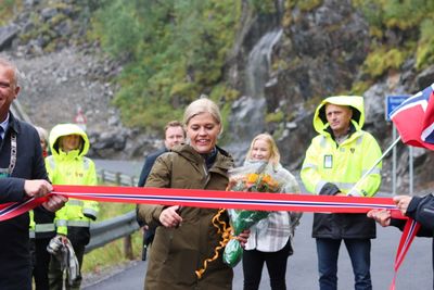 -Å kjøre på Senja nå er noe helt annet enn for kort tid siden, sa  fylkesrådsleder Kristina Torbergsen (Ap) da åpningen av Svarthollatunnelen, Skjærselva og Pumpeneset på fv. 862 ble markert.
