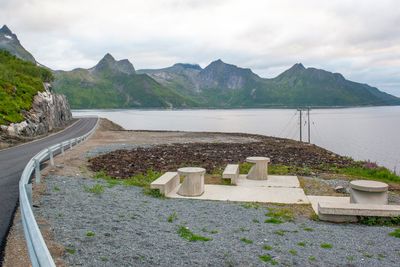 Mefjorden er et av Senjas absolutte høydepunkter hva utsikt angår. Ved en stor rasteplass har fylkeskommunen funnet plass for solid møblement.   