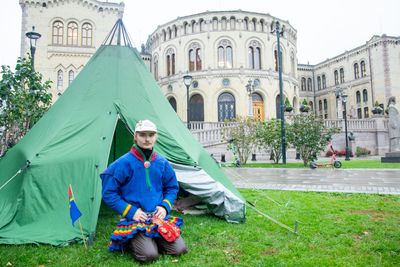 På den 700. dagen siden Fosen-dommen, har Mihkkal Hætta flyttet inn i en lavvo foran Stortinget. Her har han planer om å bli til menneskerettsbruddene opphører. 