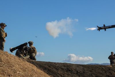 Soldater fra det amerikanske marinekorpset skyter FGM-148 Javelin under en øvelse på Camp Fuji i Japan 15. desember 2022.