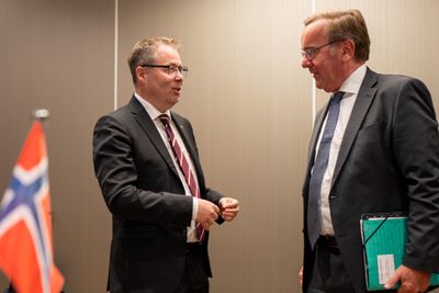 Forsvarsministrene Bjørn Arild Gram og Boris Pistorius startet tirsdagen med å undertegne en avtale om å utdype og utvide samarbeidet mellom Norge og Tyskland.
