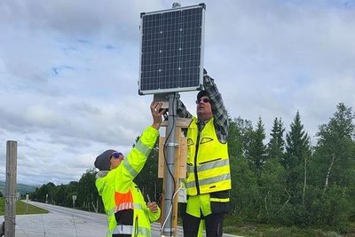 Christian Baug og Morten Aune i Trøndelag fylkeskommune monterer det nye utstyret som etter planen skal skremme reinsdyr.